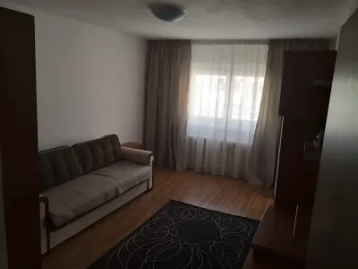 inchiriere garsoniera Sector 6 București canapea comoda living